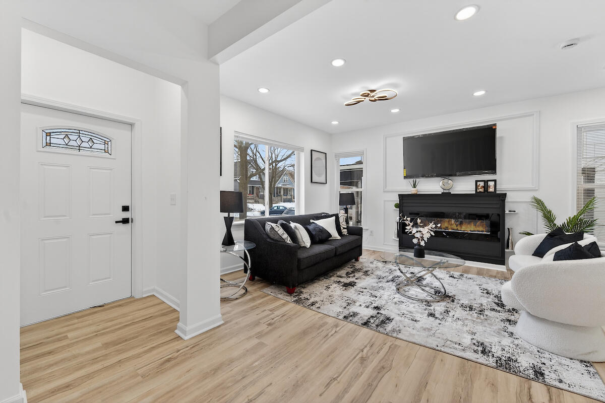 445 North 39th Street Milwaukee, WI 53208 - Photo 3 of 34 Elegant Living