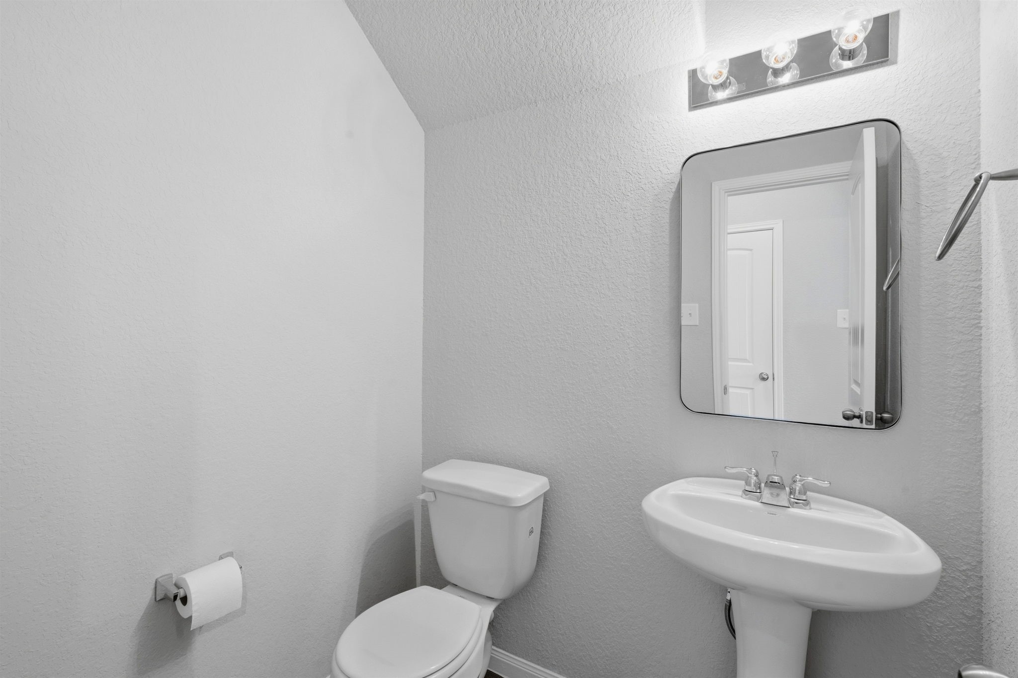 2542 Sturgeon Way Conroe, TX 77384 - Photo 29 of 40 a bathroom with a toilet sink and mirror