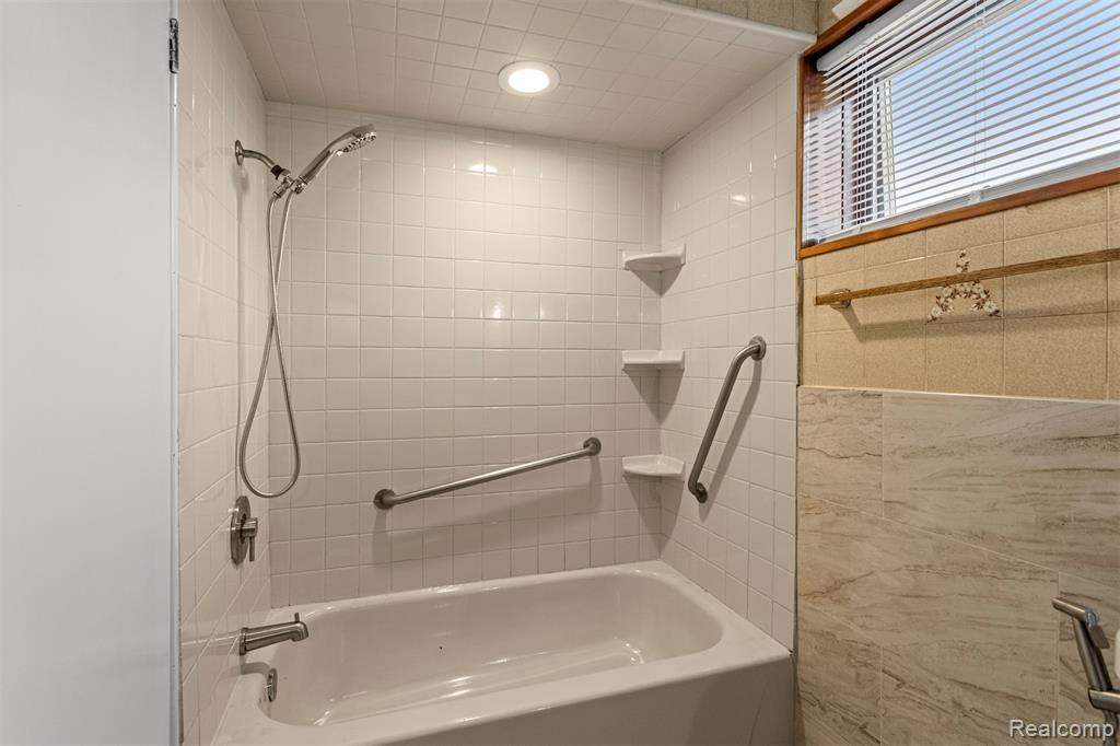 5920 Chase Road Dearborn, MI 48126 - Photo 14 of 37