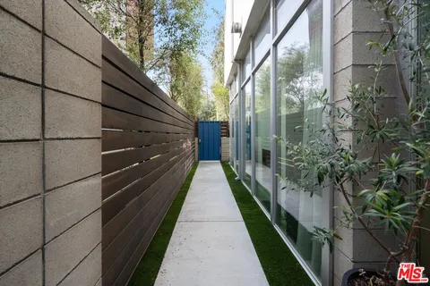 $12,000 | 720 Brooks Avenue, Venice, CA 90291