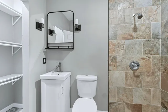 $159,900 | 1125 East Washington Street, Muncie, IN 47305