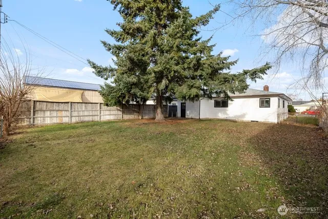 a view of a house with a backyard