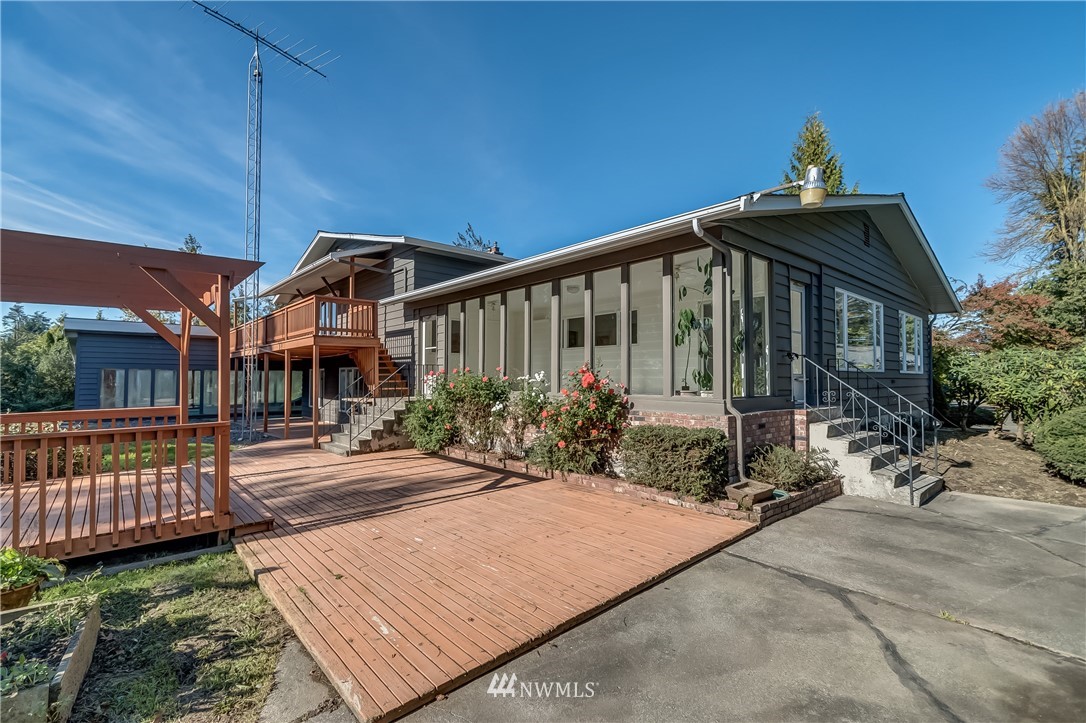 3367 Clearbrook Road Sumas, WA 98295 - Photo 5 of 25 a front view of a house with garden