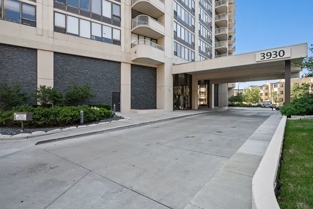 $205,000 | 3930 North Pine Grove Avenue, Unit 2010, Chicago, IL 60613