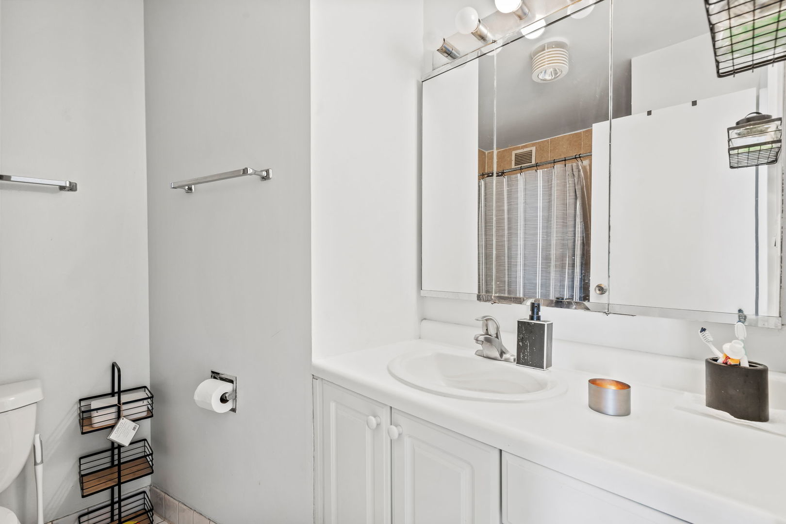 3930 North Pine Grove Avenue, Unit 2010 Chicago, IL 60613 - Photo 7 of 18