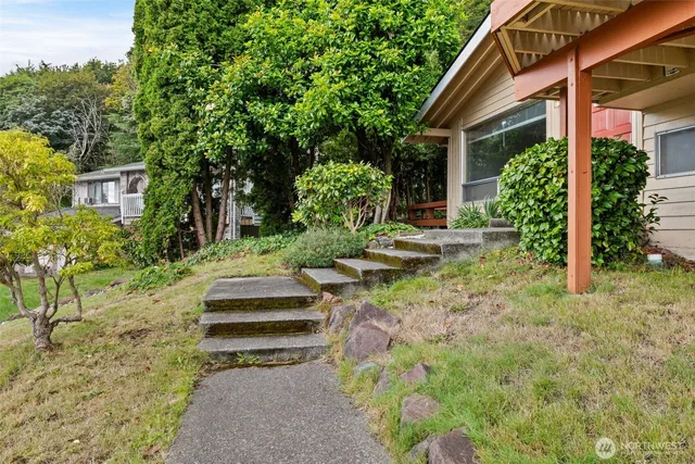 a view of a house with a yard