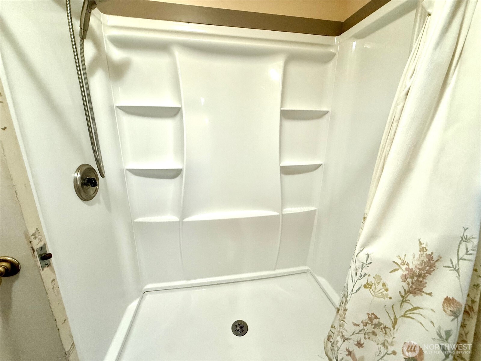 1006 East Dobson Road Odessa, WA 99159 - Photo 12 of 38 a bathroom with a glass shower door