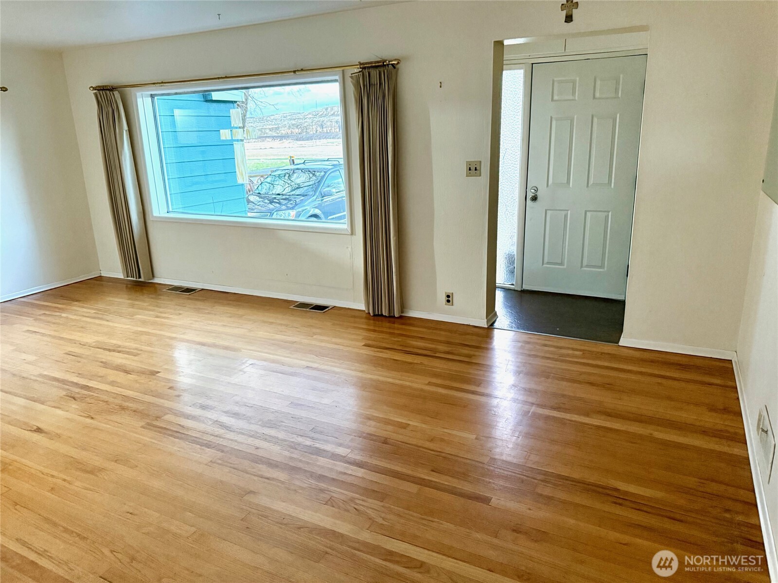 1006 East Dobson Road Odessa, WA 99159 - Photo 3 of 38 an empty room with wooden floor and windows