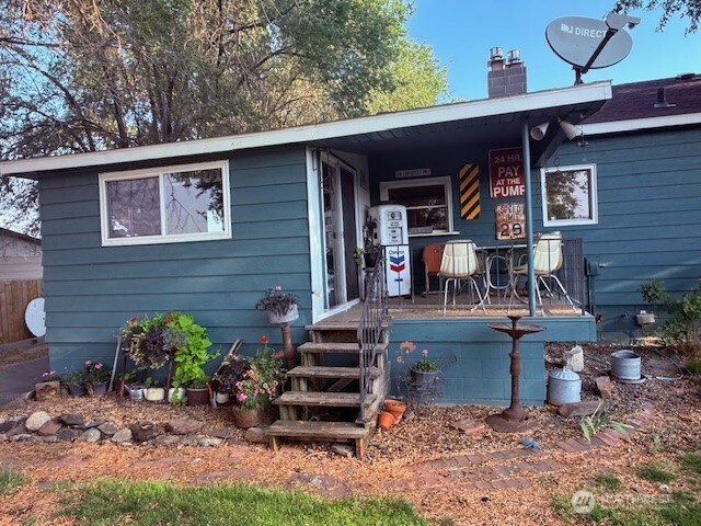 1006 East Dobson Road Odessa, WA 99159 - Photo 32 of 38 a view of a chairs and table in backyard of the house