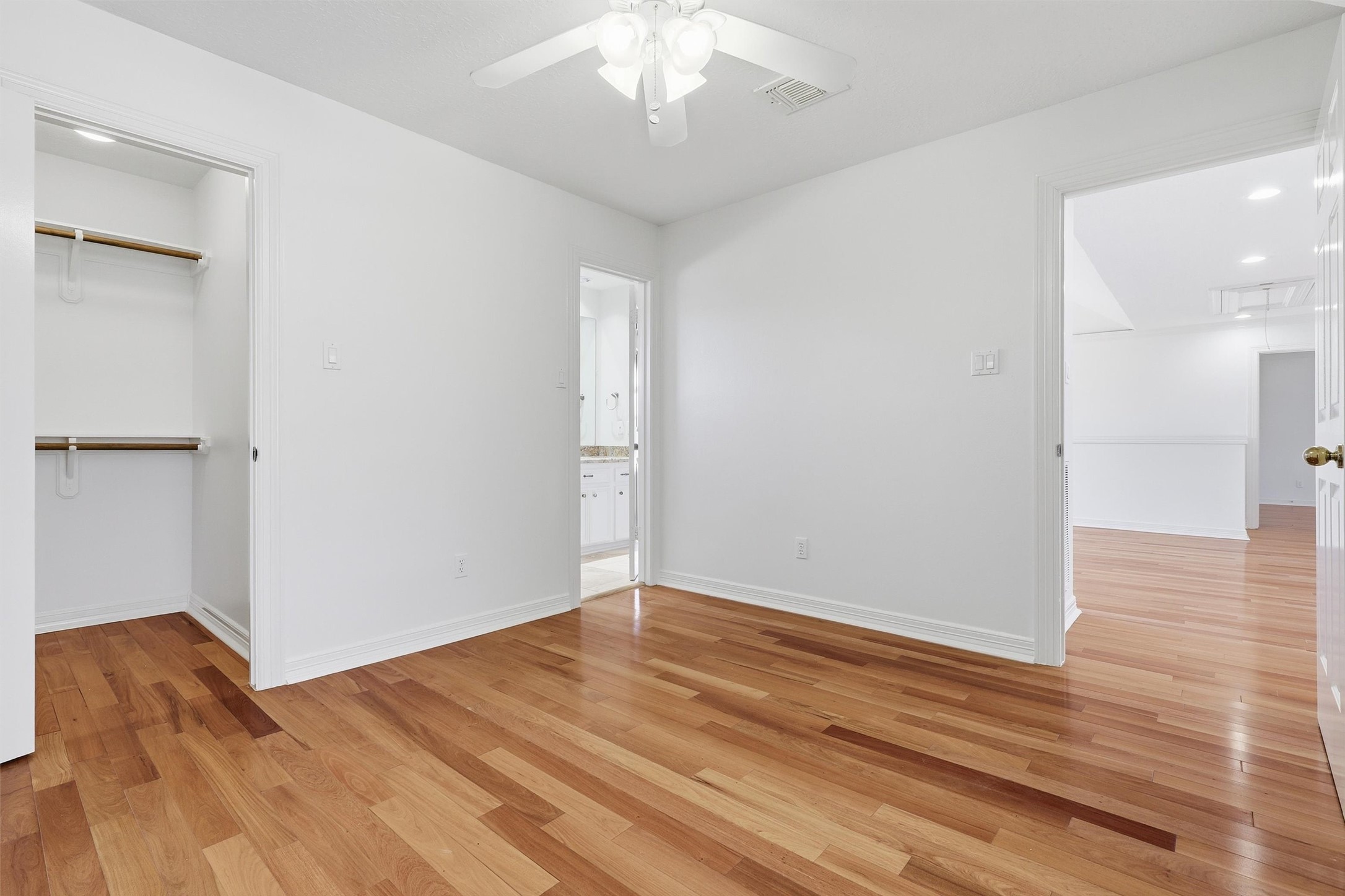 1918 Winter Knoll Way Houston, TX 77062 - Photo 36 of 46 Secondary bedroom with direct access to the adjoining bathroom for added convenience.