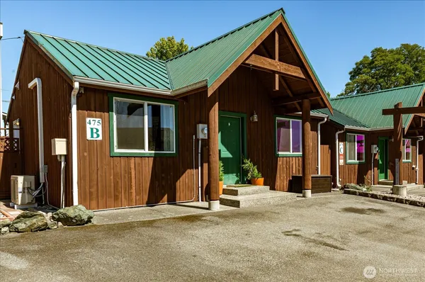 $279,000 | 475 Southeast Barrington Drive, Unit B, Oak Harbor, WA 98277