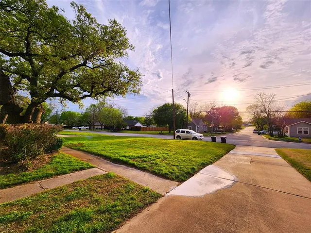 a view of an outdoor space yard and entertaining space