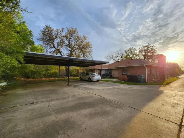 a view of a house with porch and outdoor space