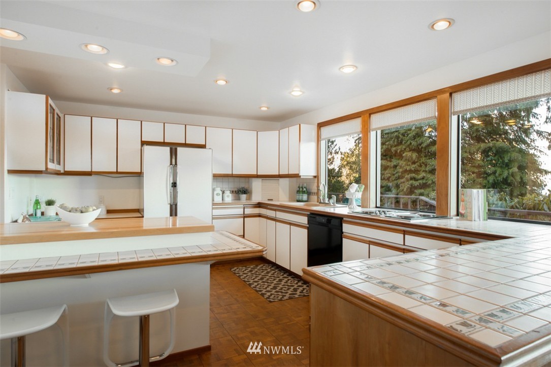8230 Talbot Road Edmonds, WA 98026 - Photo 10 of 23 Gallery Image 10