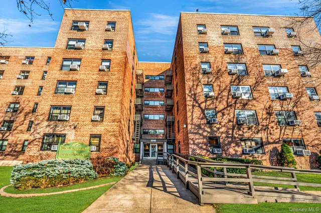 $249,999 | 213-05 75th Avenue, Unit 4N | Oakland Gardens
