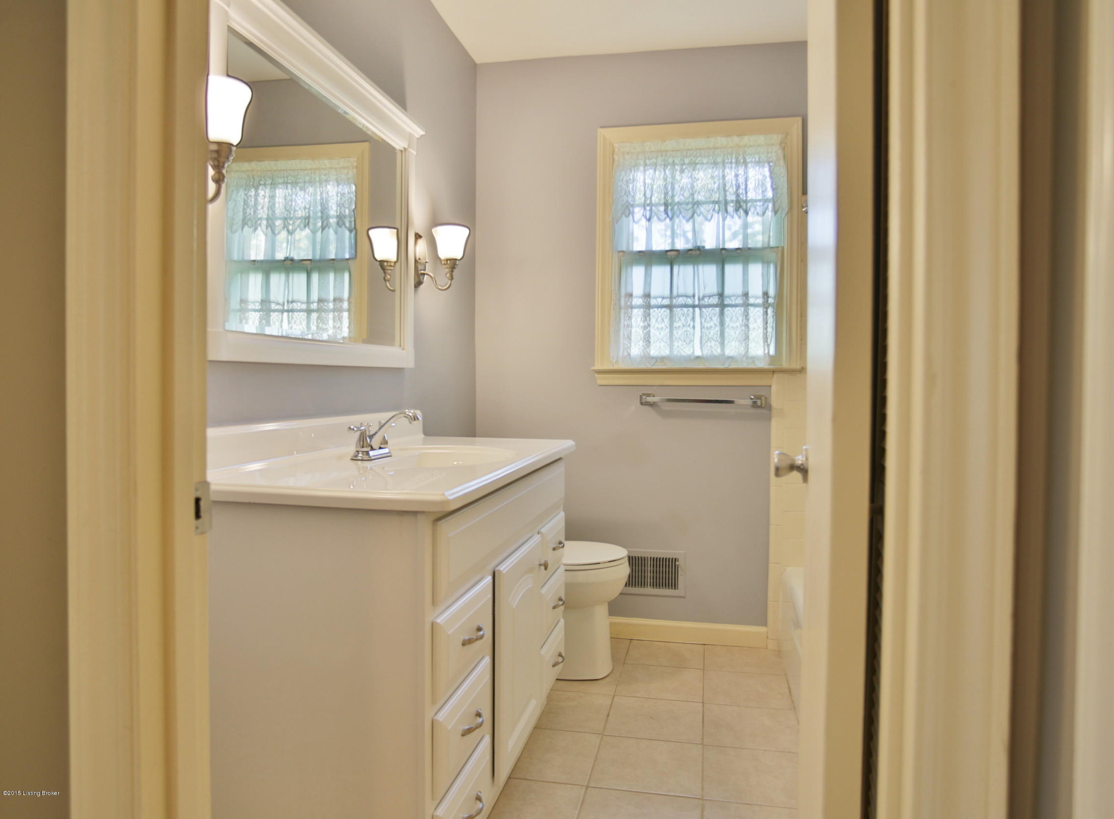 8811 Perry Road Lyndon, KY 40222 - Photo 34 of 39 35
