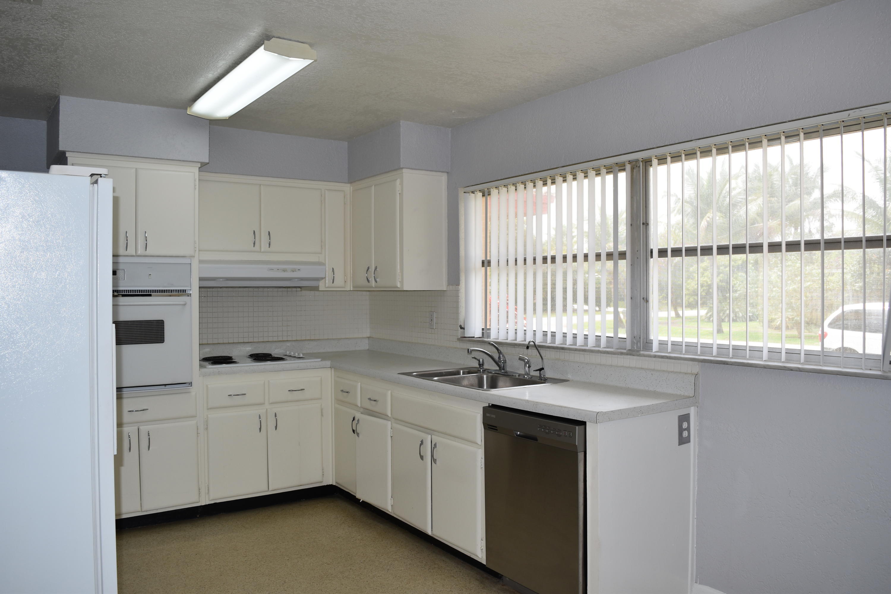 650 Southwest 15th Avenue Boca Raton, FL 33486 - Photo 4 of 11 Kitchen