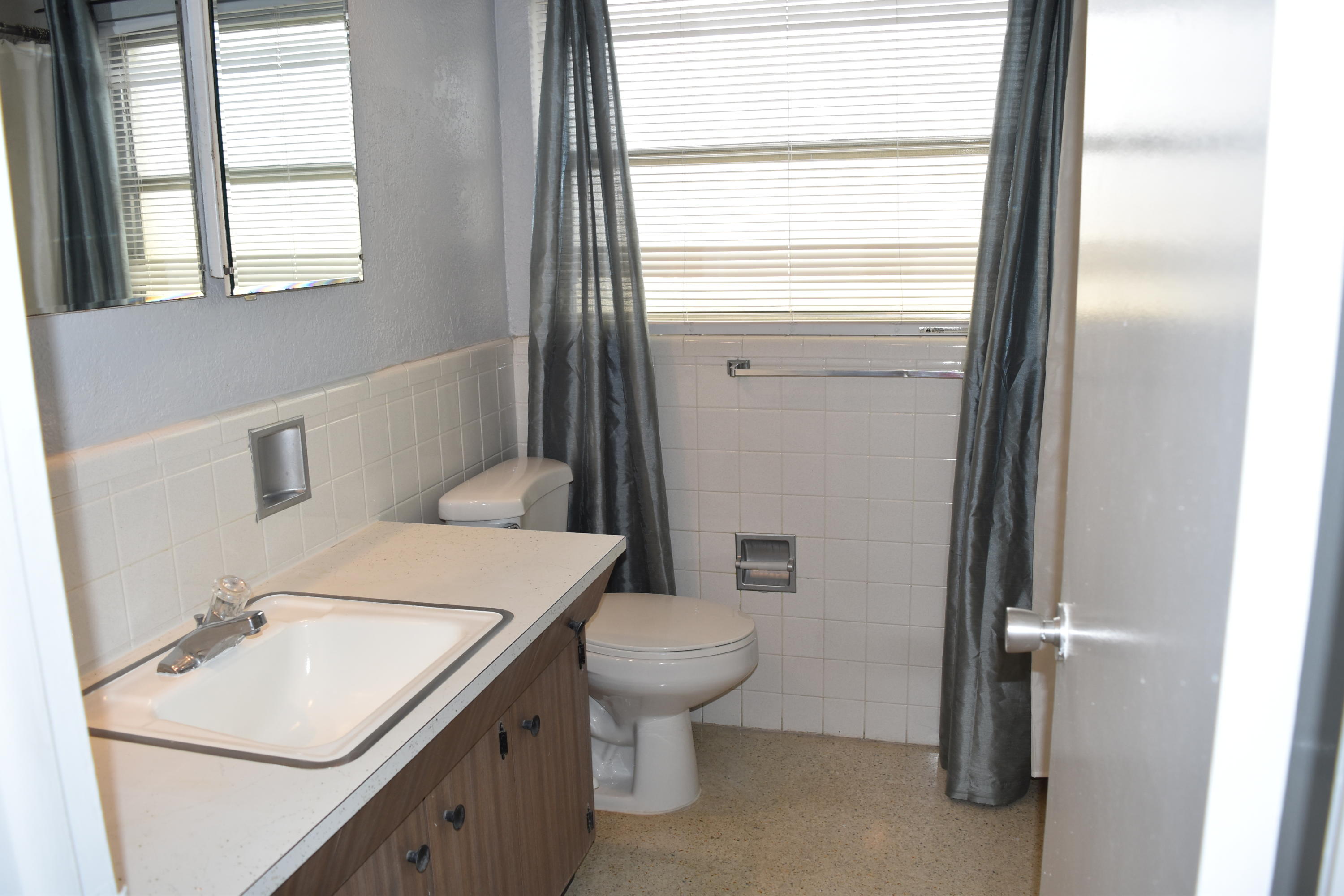 650 Southwest 15th Avenue Boca Raton, FL 33486 - Photo 9 of 11 2nd Bathroom