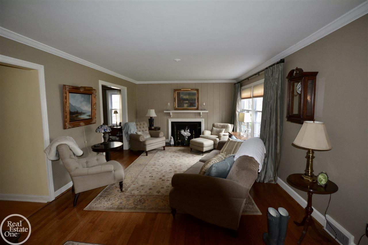 385 Moran Road Grosse Pointe, MI 48236 - Photo 6 of 33 31316318-5.JPG