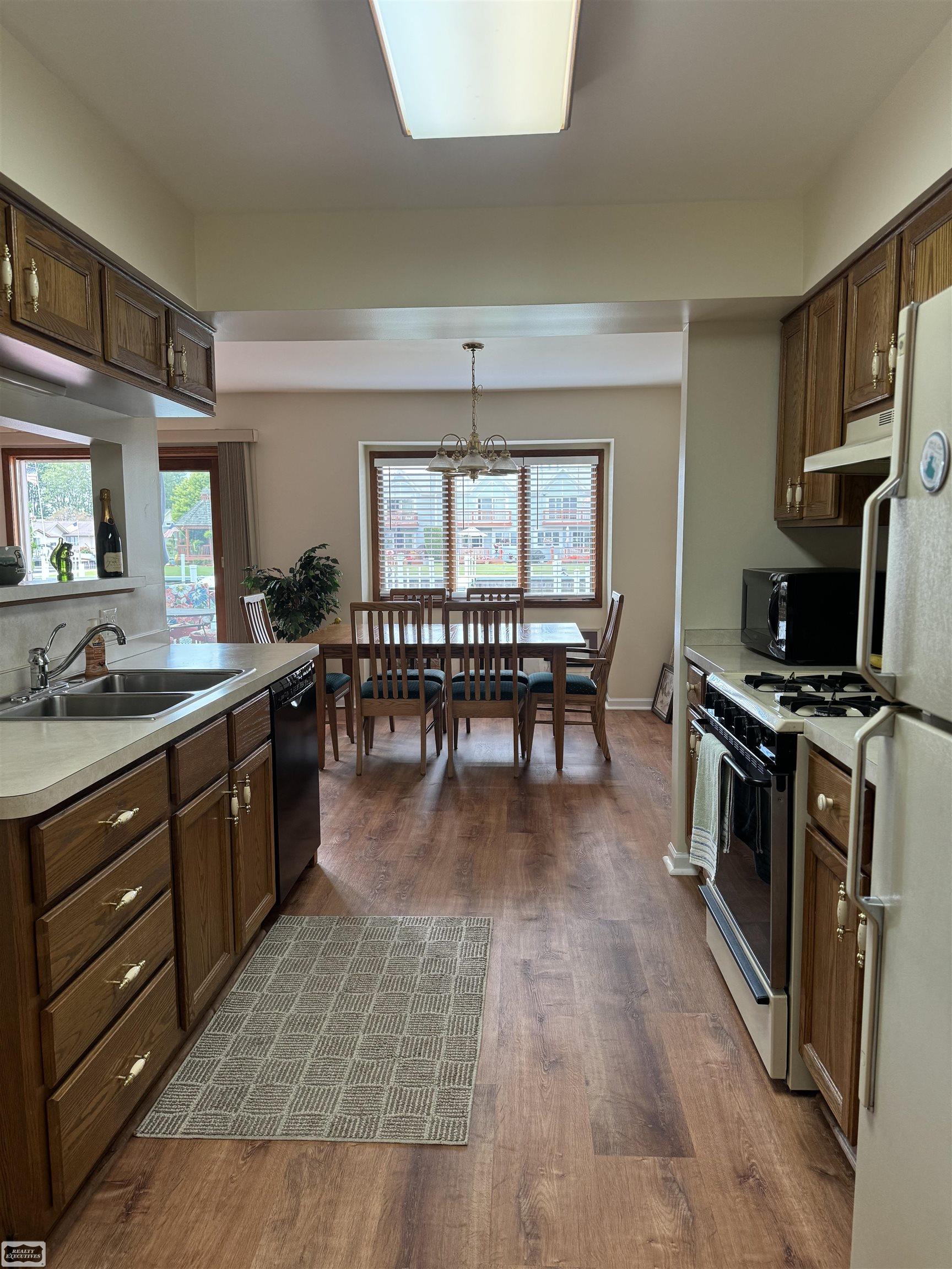 105 Milton Road Algonac, MI 48001 - Photo 10 of 25 50152479-9e5e9bf3-4c0c-4db2-99ef-adb56db92440.JPG