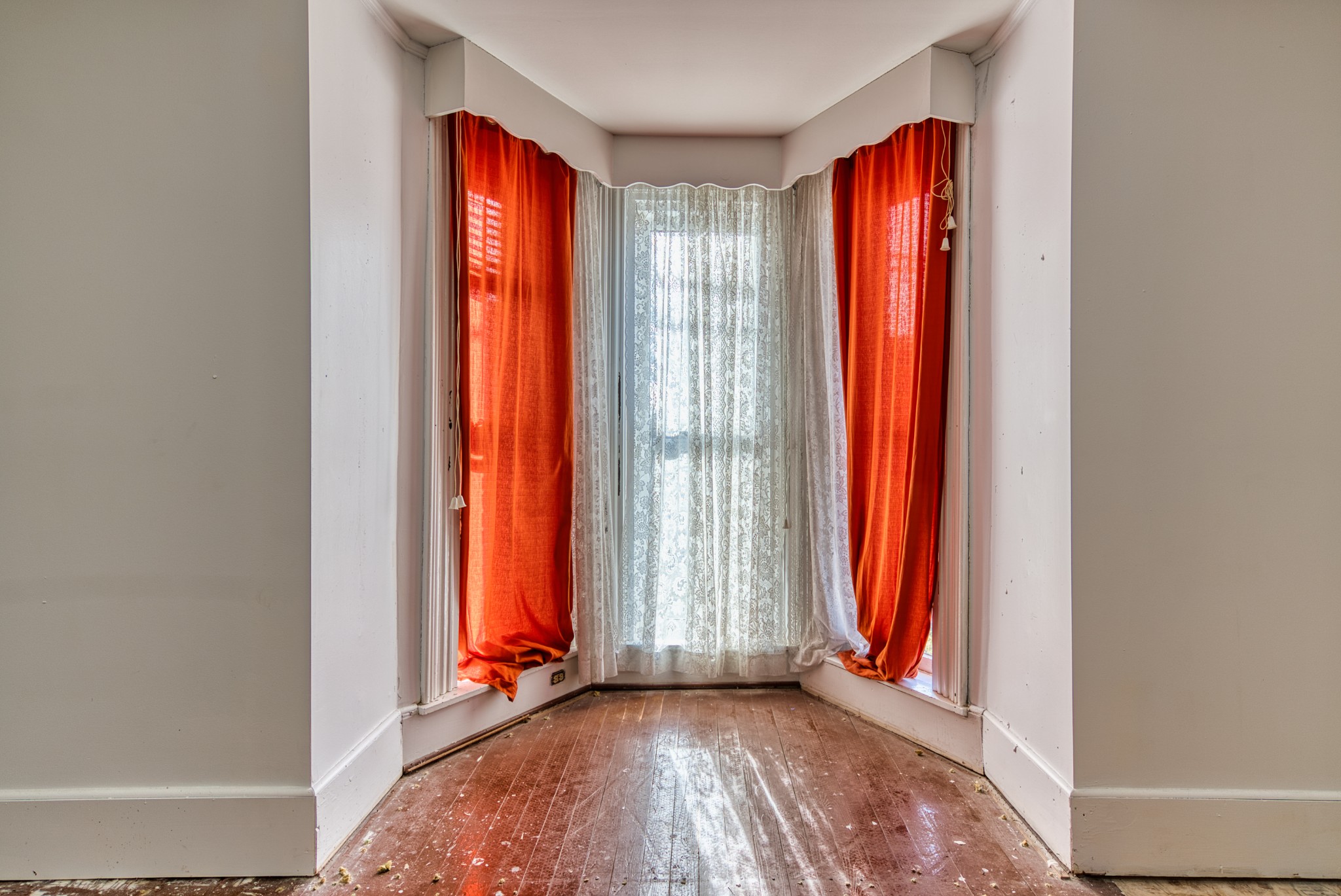 62 North Main Street Springfield, TN 37172 - Photo 11 of 69 a view of an empty room and window