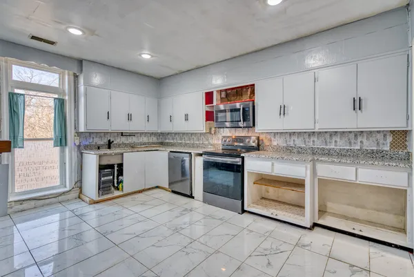 an empty room with closet and a ceiling fan