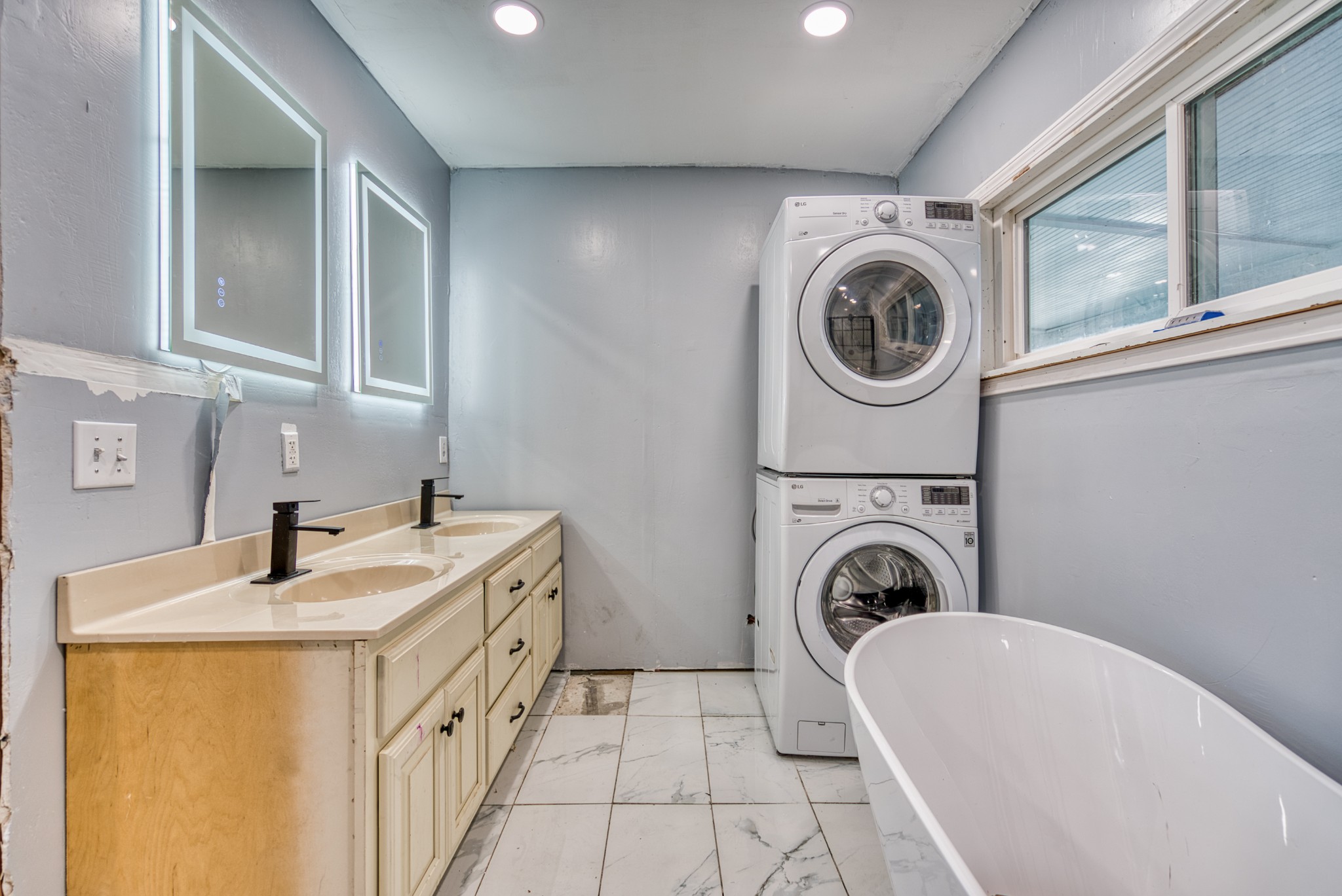 62 North Main Street Springfield, TN 37172 - Photo 35 of 69 a utility room with dryer and washer