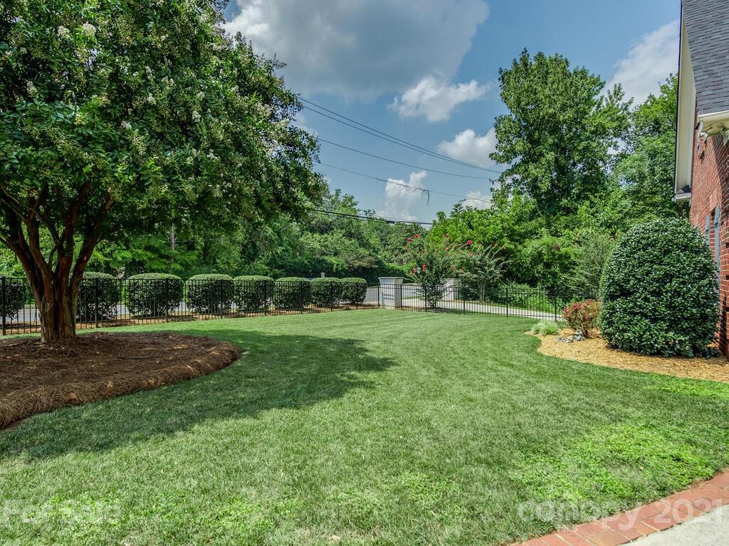3025 Sharon Road Charlotte, NC 28211 - Photo 32 of 32 a view of a garden with trees