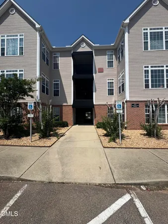 $1,250 | 2511 Huntscroft Lane, Unit 303, Raleigh, NC 27617
