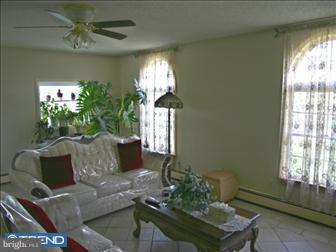 8 Aaronson Road Columbus, NJ 08022 - Photo 2 of 6 Family Room
