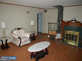 8 Aaronson Road Columbus, NJ 08022 - Photo 5 of 6 Living Room