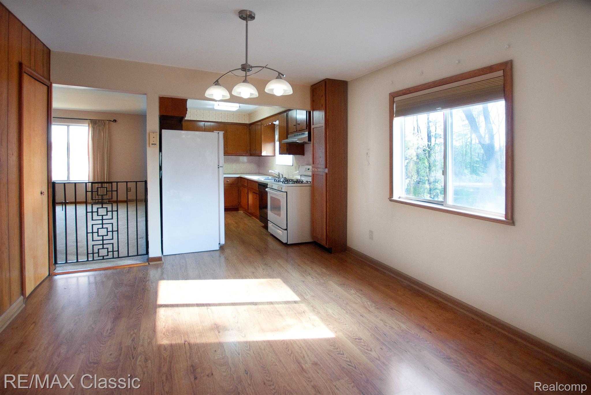 5959 Carroll Lk Road Commerce Township, MI 48382 - Photo 12 of 33 Dining Area into kitchen. View is from family rm