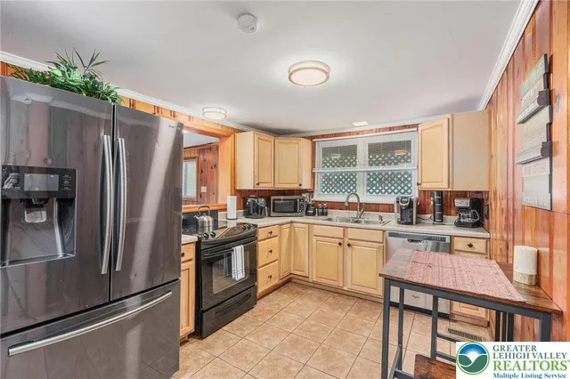 $1,495,000 | 34 South Lake Drive, Lake Harmony, PA 18624