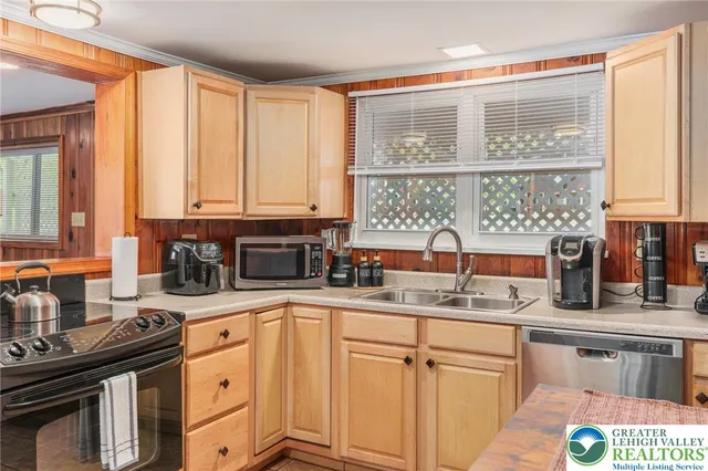 $1,495,000 | 34 South Lake Drive, Lake Harmony, PA 18624