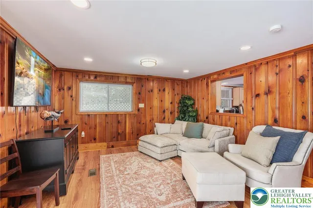 $1,495,000 | 34 South Lake Drive, Lake Harmony, PA 18624