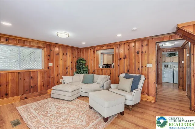 $1,495,000 | 34 South Lake Drive, Lake Harmony, PA 18624