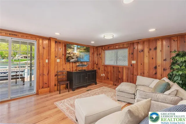 $1,495,000 | 34 South Lake Drive, Lake Harmony, PA 18624