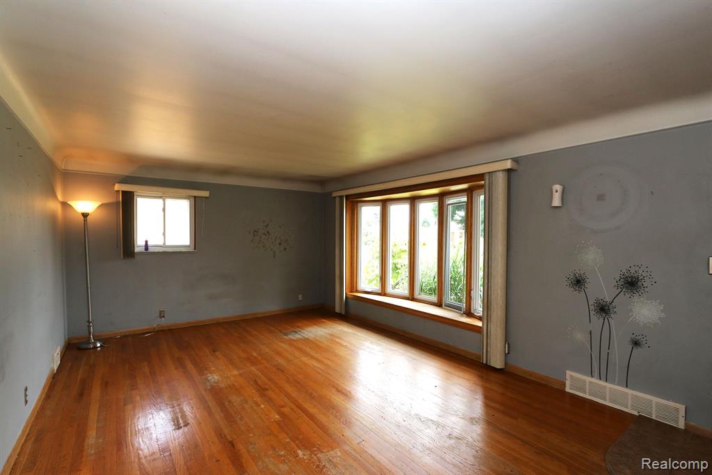 27555 Jean Road Warren, MI 48093 - Photo 4 of 30