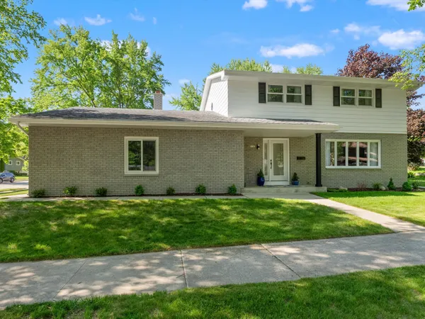 $433,800 | 3107 Cherokee Drive, Sheboygan, WI 53083