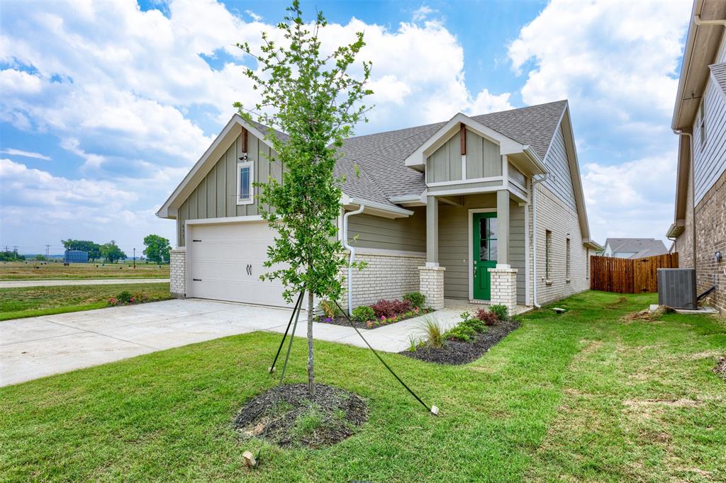 a view of a house with a yard and plants