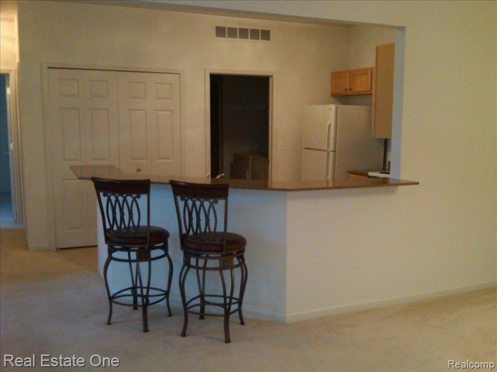 1698 Deepwood Circle Rochester, MI 48307 - Photo 8 of 18 Deepwood 1698 Granite snack bar