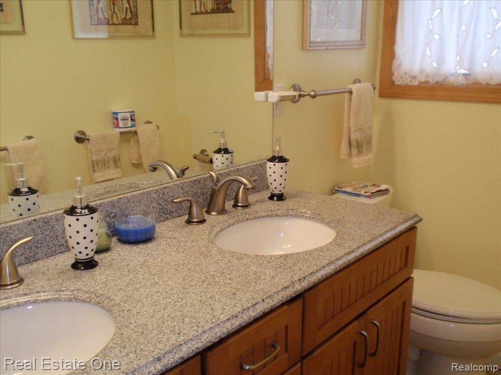 5126 West Harvard Road Clarkston, MI 48348 - Photo 11 of 25 Bathroom