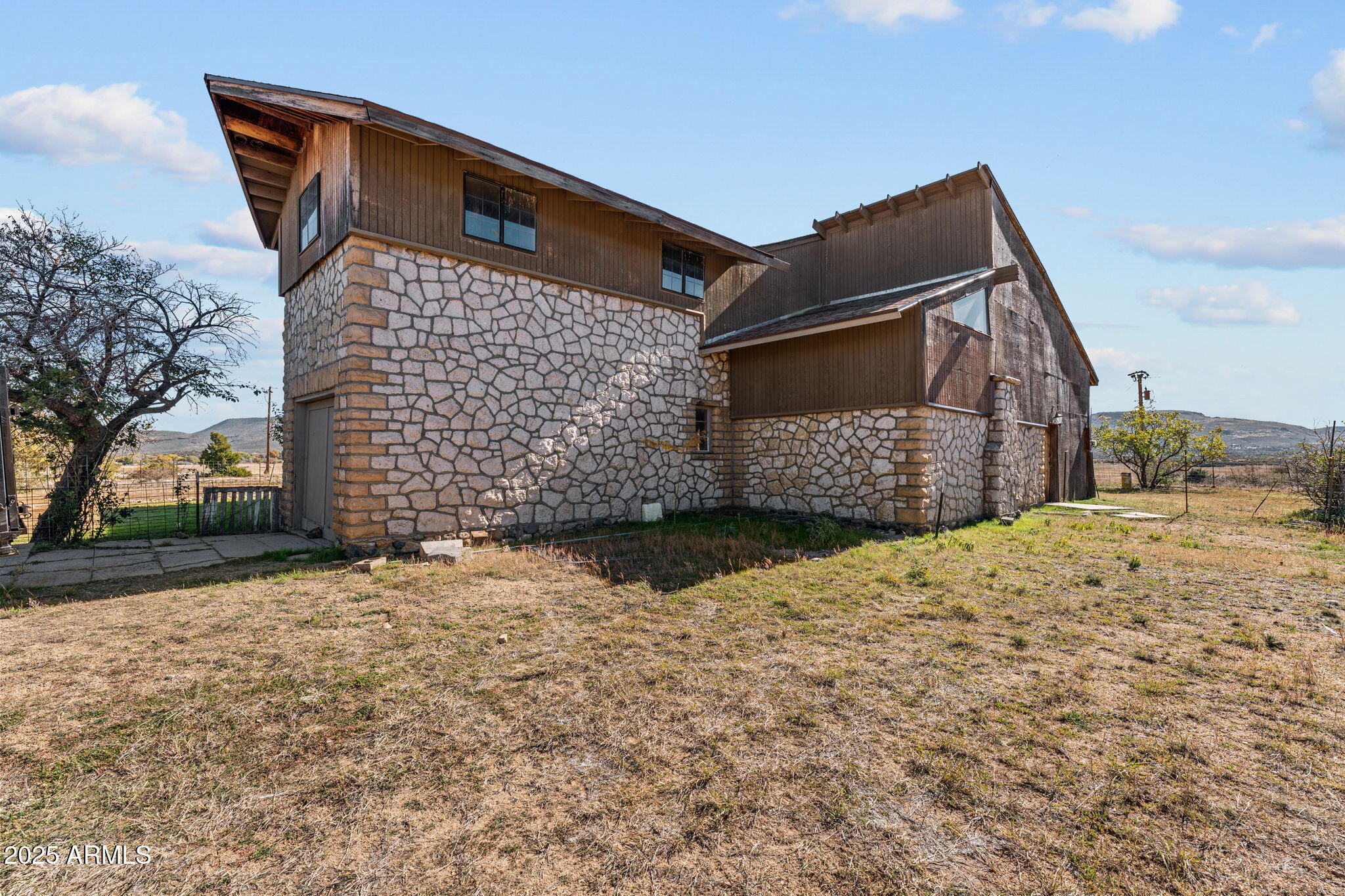 16057 Sickles Ranch Road Peeples Valley, AZ 86332 - Photo 26 of 39 a front view of a house with a yard