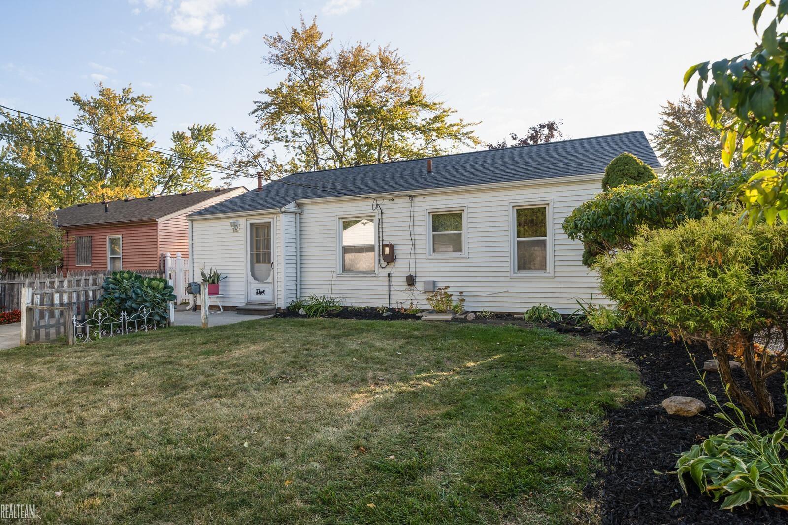 25271 Hayes Road Warren, MI 48089 - Photo 18 of 18 50093115-17.JPG