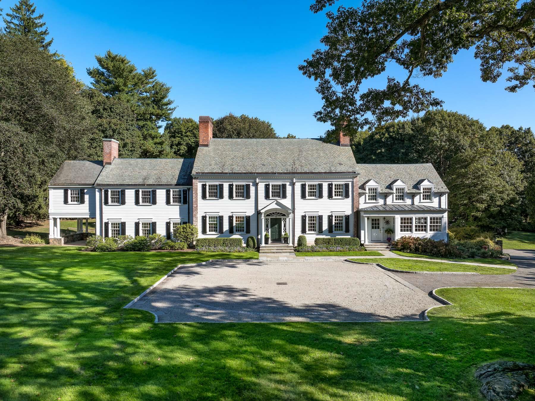 View of front of house featuring a front lawn