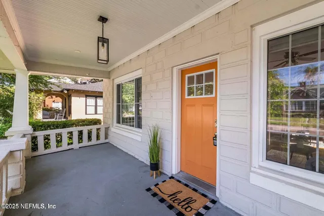 a view of an entryway with a livingroom