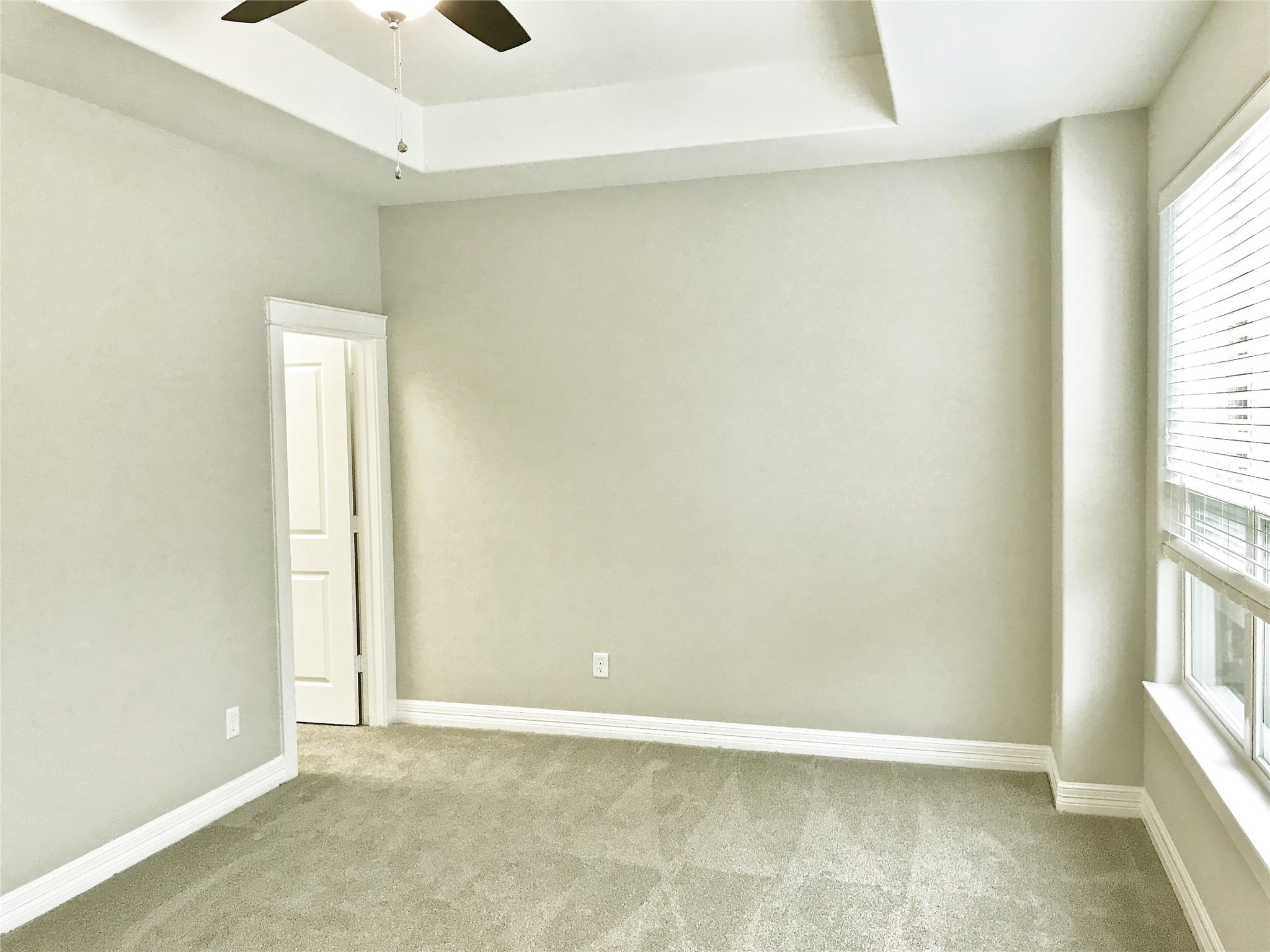 709 Link Road Houston, TX 77009 - Photo 16 of 41 PRIMARY BEDROOM HAS MULTIPLE WINDOWS, A BIG WALK IN CLOSET, TRAY CEILING AND TASTEFUL GRAY PAINT
