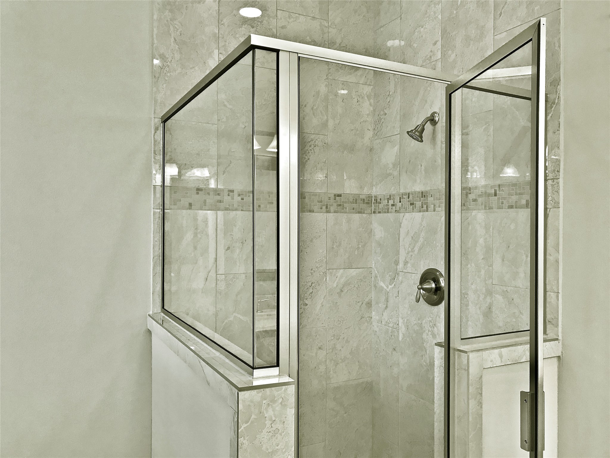 709 Link Road Houston, TX 77009 - Photo 22 of 41 CLOSER VIEW OF THE GRAY ACCENTED TILE IN SEPARATE MASTER SHOWER. THIS TILE IS ALL THE WAY TO THE CEILING A FEATURE YOU FIND IN HIGHER END HOMES