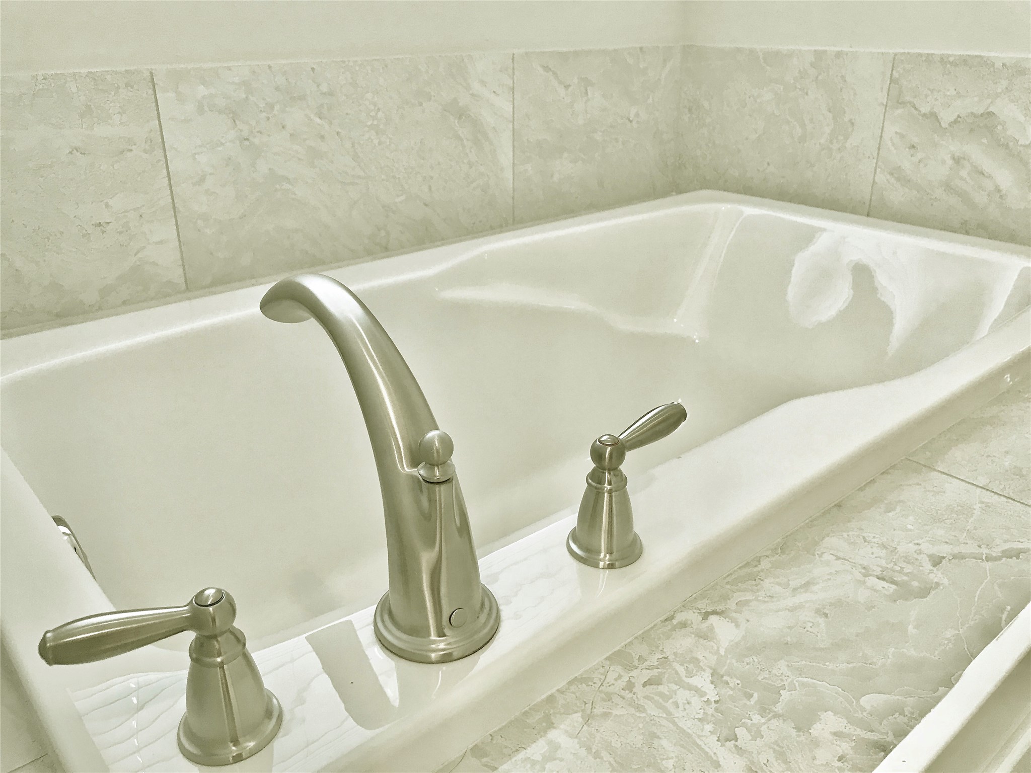 709 Link Road Houston, TX 77009 - Photo 23 of 41 CLOSER VIEW OF THE DEEP SOAKING TUB WITH BRUSHED NICKEL FIXTURES
