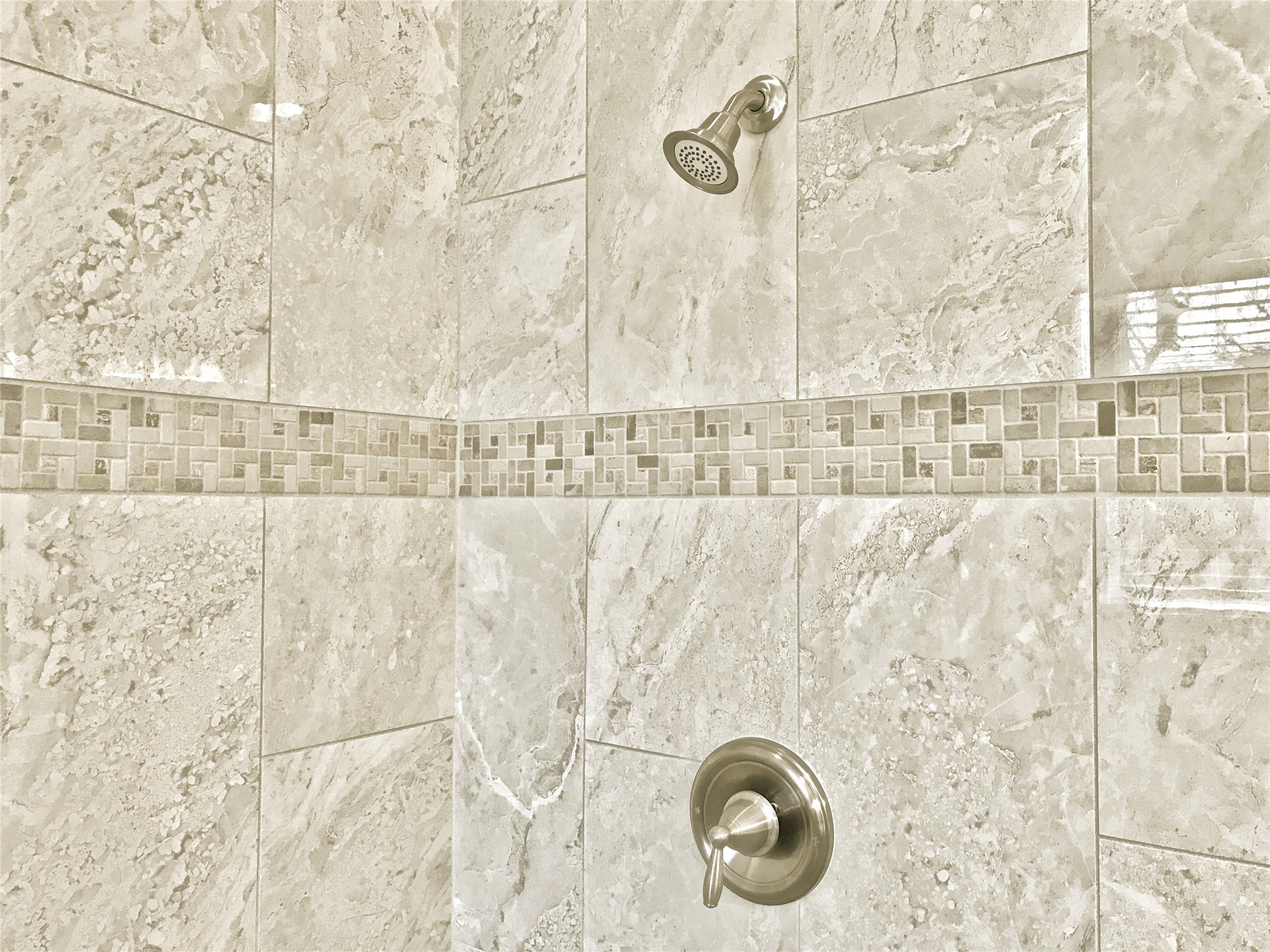 709 Link Road Houston, TX 77009 - Photo 24 of 41 CLOSER VIEW OF THE INLAY IN THE MASTER SHOWER TILE